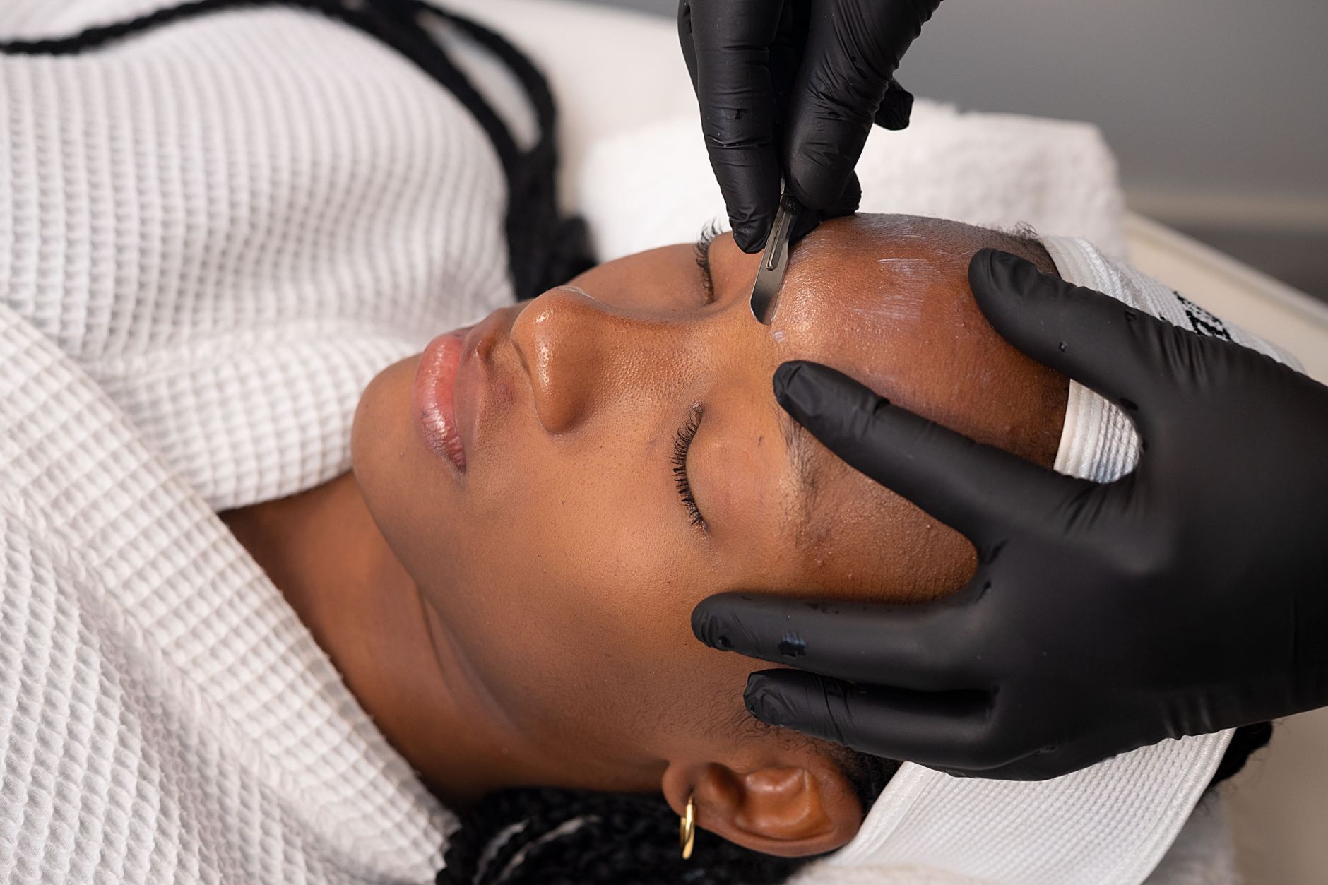 Dermaplaning, czyli złuszczanie skalpelem. Pełny poradnik zabiegu bez igły, który oczyszcza i odmładza