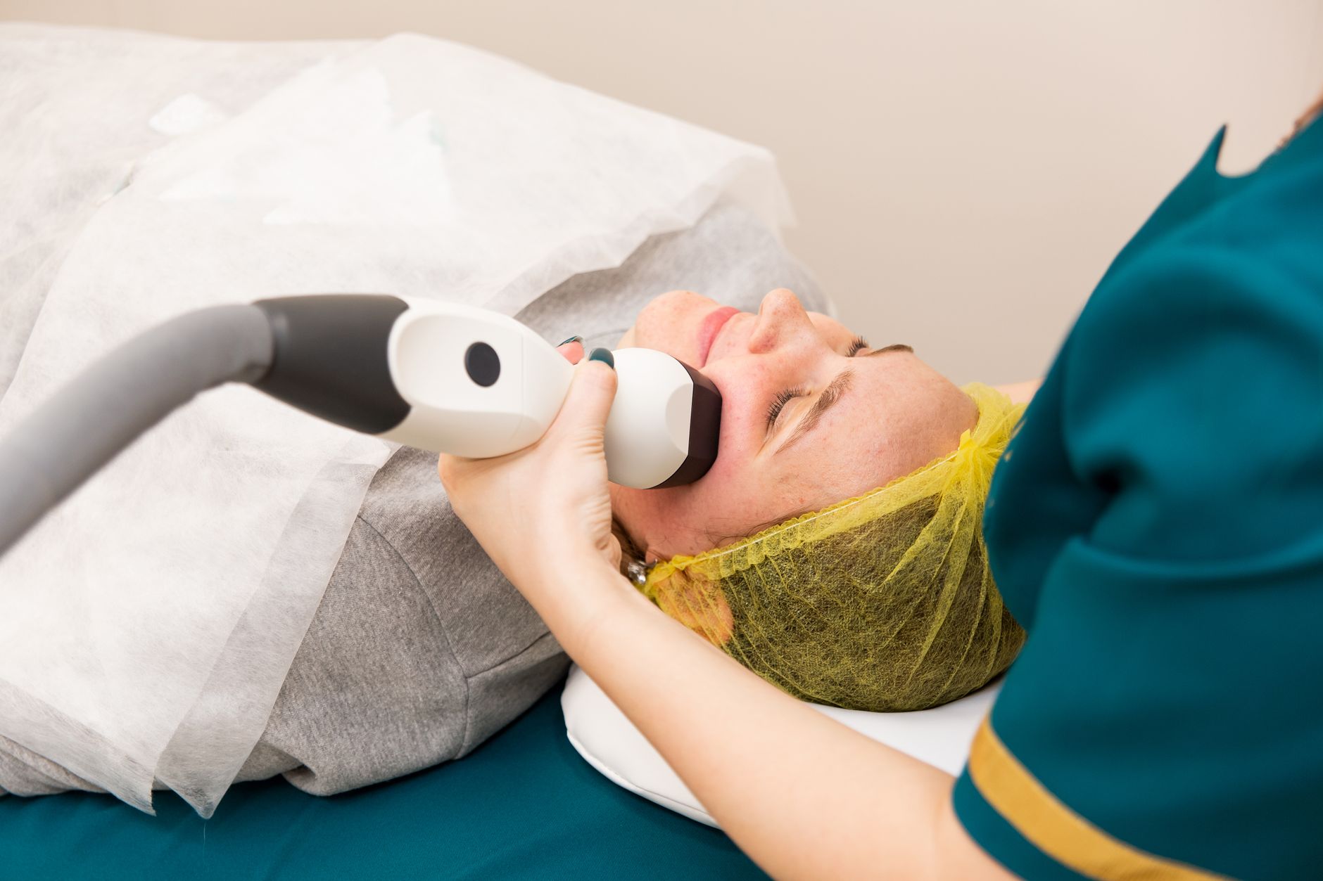 Laser tulowy 2026: Boom na technologię, która zmienia zabiegi estetyczne. Ile kosztuje w polskich klinikach?
