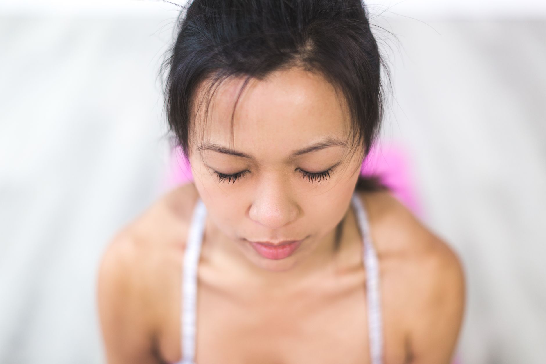 Psychodermatologia i neuro-beauty w 2026. Jak emocje wpływają na skórę i dlaczego kliniki się to orientują